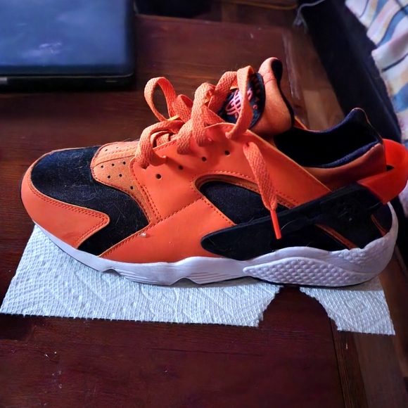 Nike shoes - Picture 1 of 2